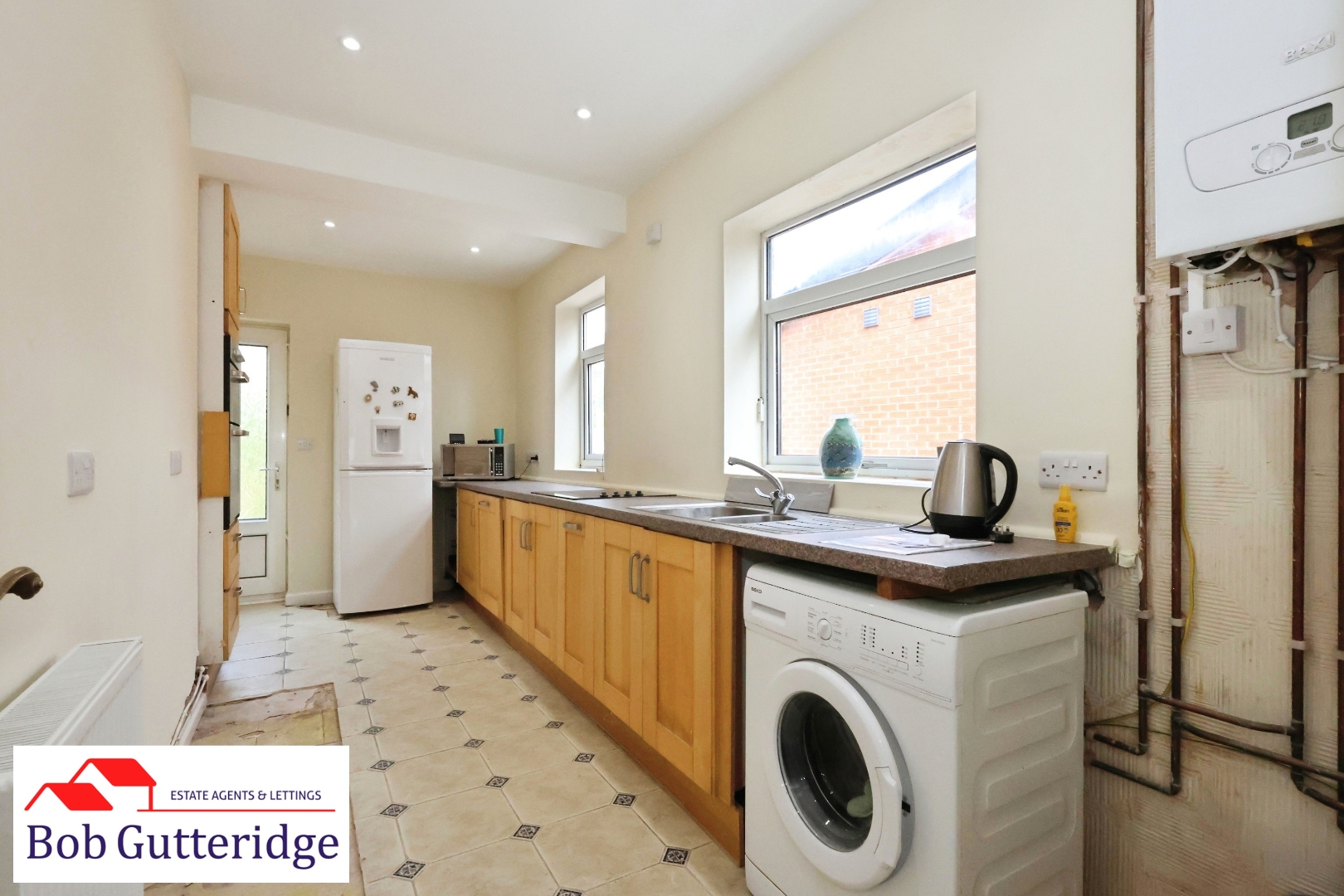 FITTED KITCHEN